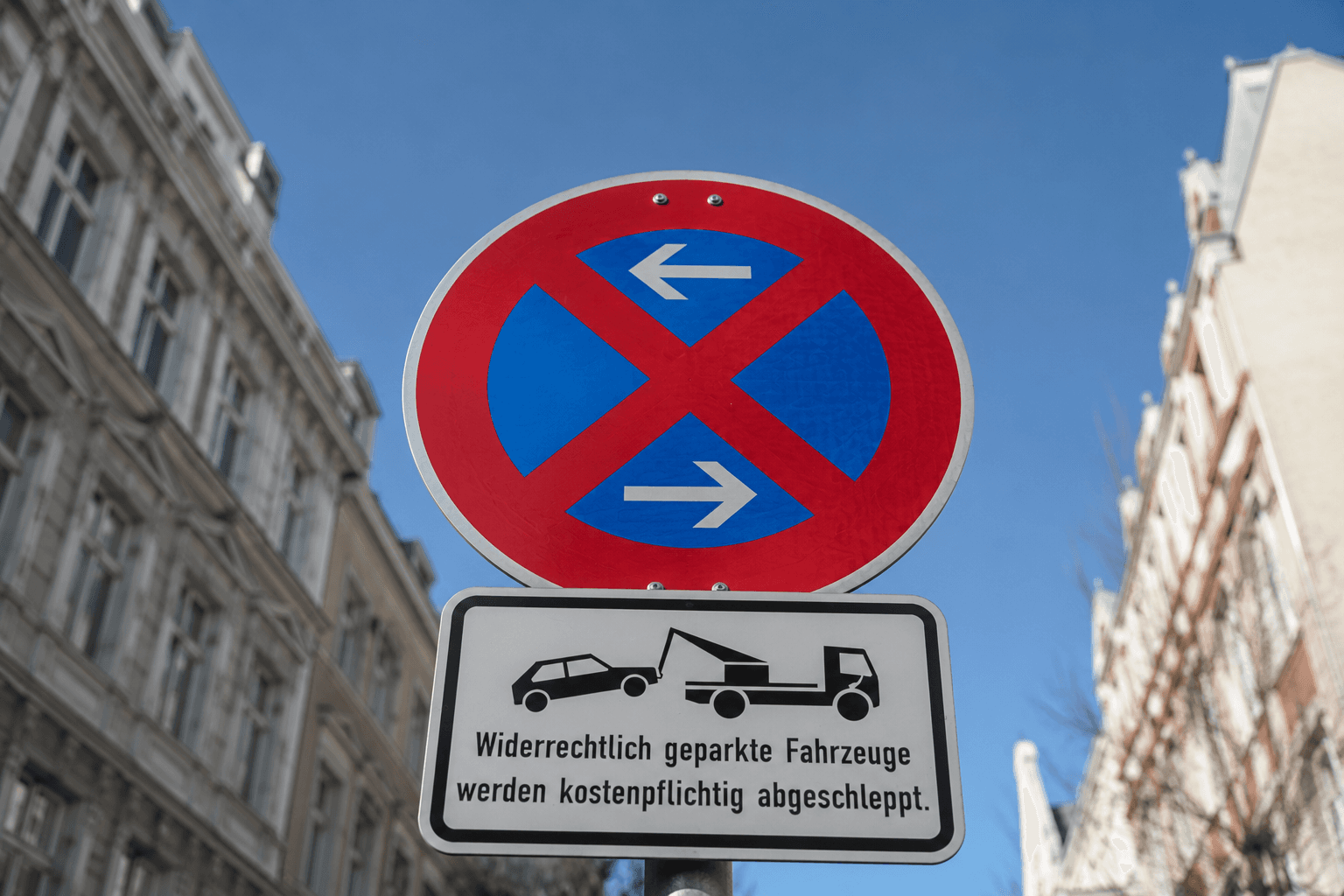 Halteverbotsschild mit Abschlepp-Hinweis für Umzugshalteverbotszone